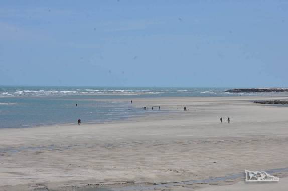 Dia de muito sol na praia de Pontal do Maceió, em Fortim, no litoral do Ceará